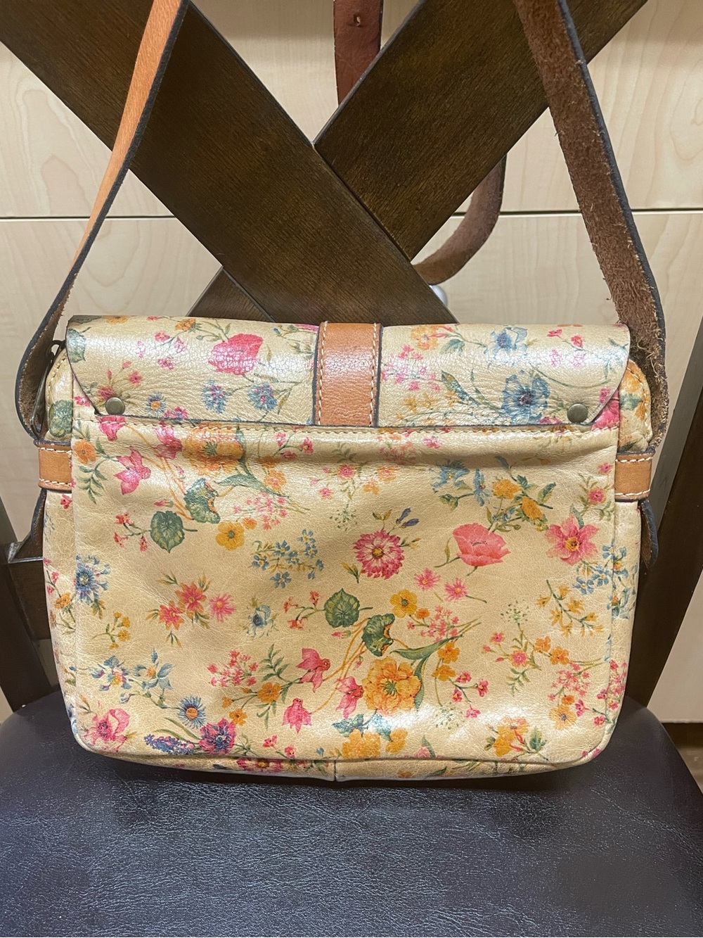Patricia Nash Leather Prairie Rose Floral Print Leather Crossbody Bag GUC - Picture 2 of 7